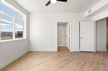 Unfurnished bright room with ceiling fan